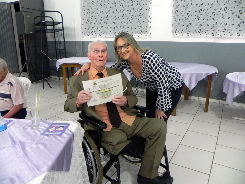 A senhora Elenice Allebrandt entregando o certificado ao senhor Egmar Humberto Sant'Anna de Moraes