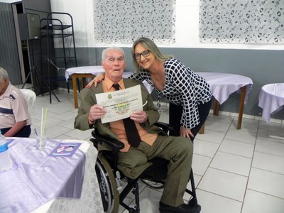 A senhora Elenice Allebrandt entregando o certificado ao senhor Egmar Humberto Sant'Anna de Moraes