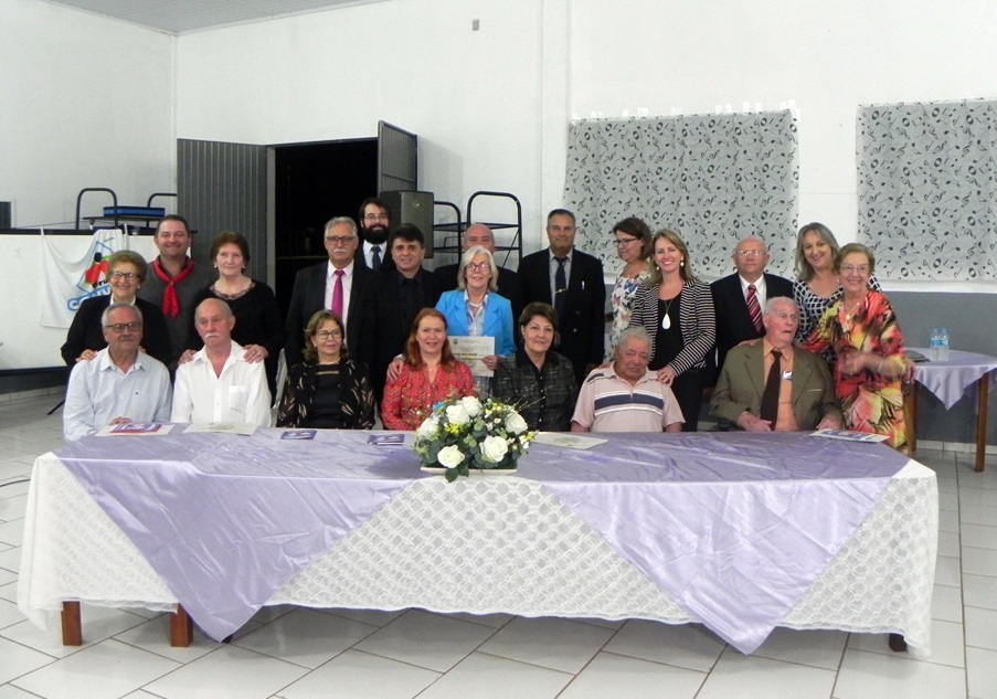 Os Vereadores Municipais com os homenageados e autoridades presentes