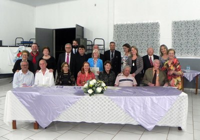 Os Vereadores Municipais com os homenageados e autoridades presentes